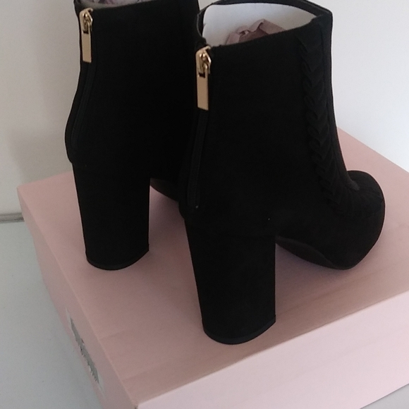 Booties Stacie, Black-Size 8.5-Faux suede ruffle boots. - Picture 8 of 9